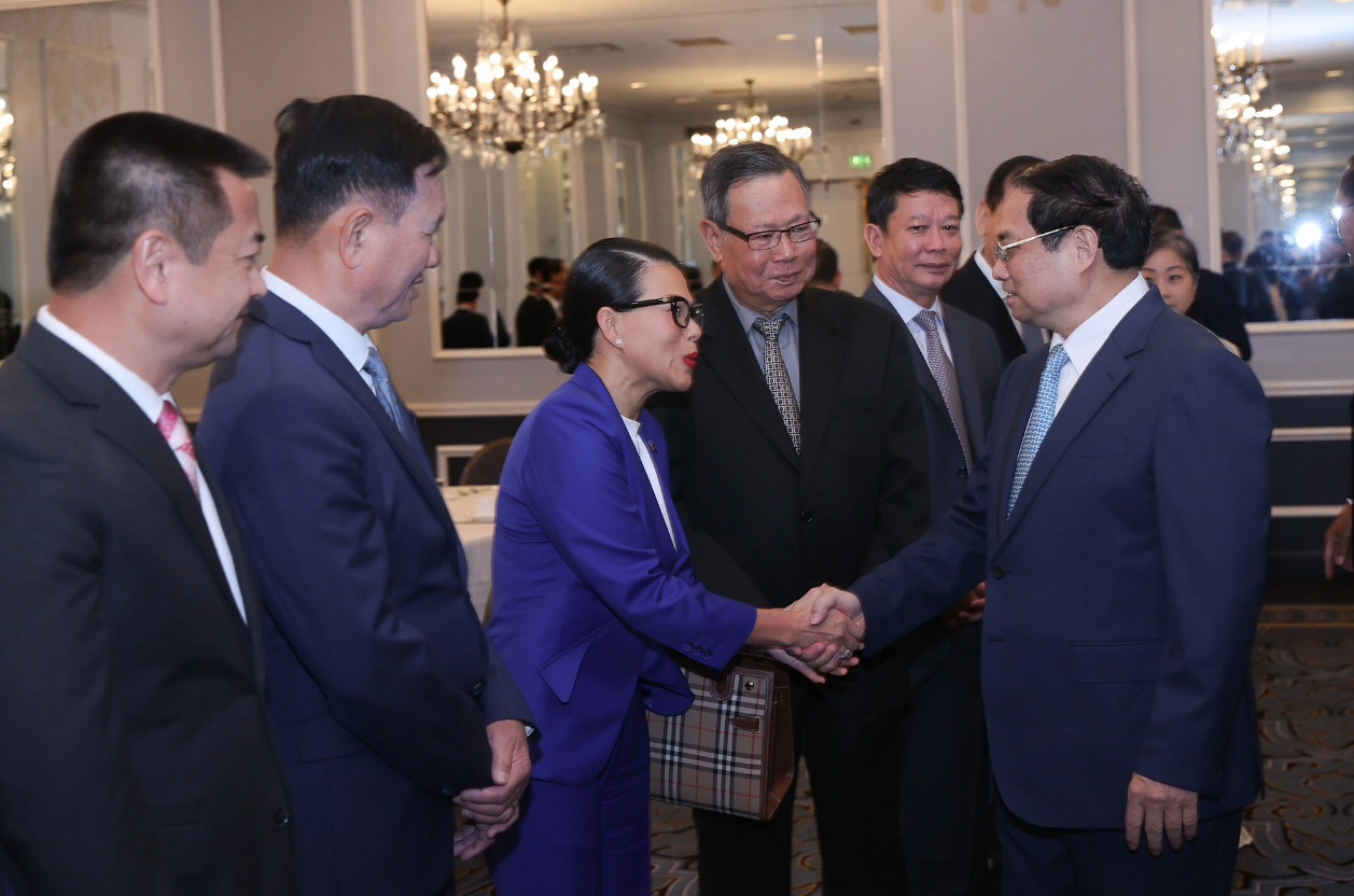 Prime Minister Pham Minh Chinh shakes hands with representatives of some typical Vietnamese businesses based in San Francisco, California, U.S., on September 18, 2023. Photo: Nhat Bac / Tuoi Tre