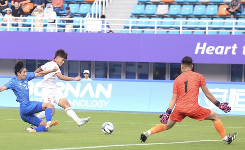 Vietnam’s Nguyen Quoc Viet (white jersey) takes a shot at Mongolia’s net in their opening match at the 19th Asian Games in Hangzhou Province, China, September 19, 2023. Photo: D.K. / Tuoi Tre
