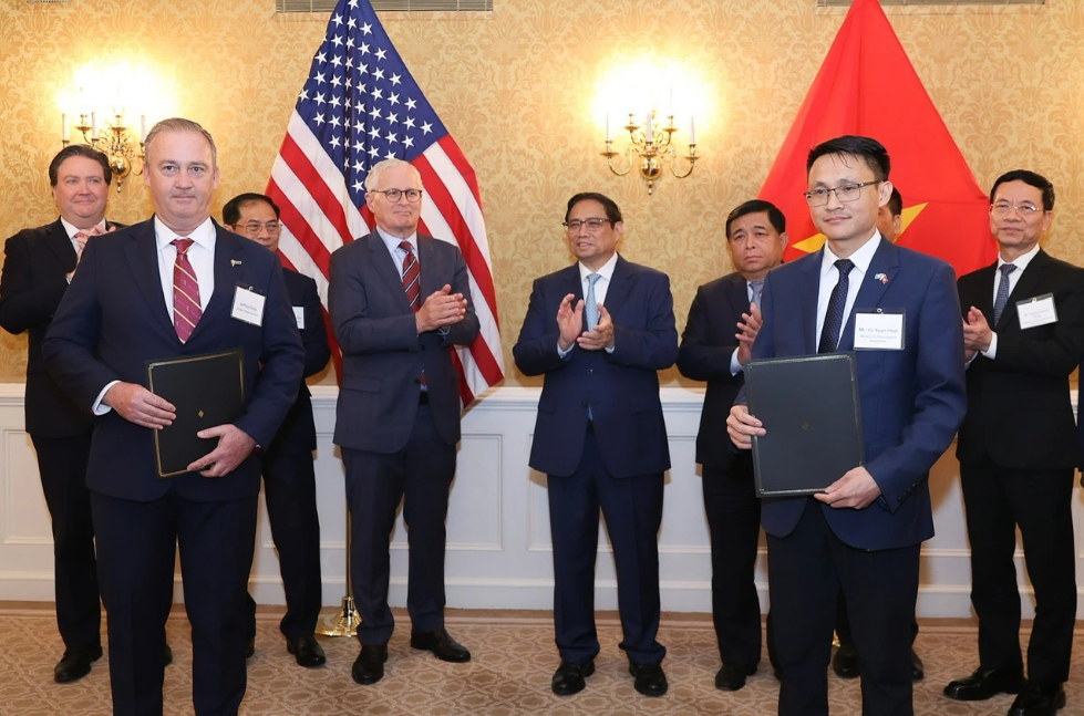 Vietnamese Prime Minister Pham Minh Chinh (C, 2nd row) witnesses a ceremony of exchanging signed cooperation agreements between the Vietnamese side and a U.S. firm. Photo: Nhat Bac / Tuoi Tre
