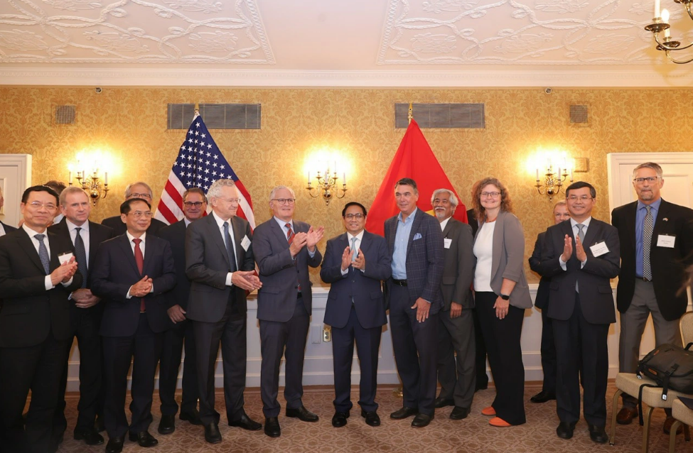Vietnamese Prime Minister Pham Minh Chinh (C) and some representatives of U.S. firms pose for a photo. Photo: Nhat Bac / Tuoi Tre