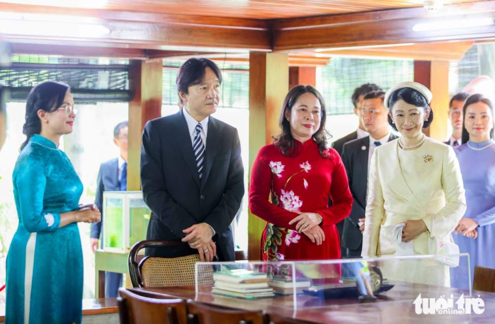 Vice-State President Vo Thi Anh Xuan, Japanese Crown Prince Akishino and Crown Princess Kiko are introduced to the history of late President Ho Chi Minh’s stilt house, which was built in 1958. The house is 10.5 meters long and 6.2 meters wide. Photo: Nguyen Khanh / Tuoi Tre
