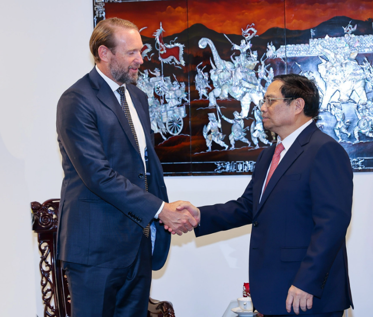 Vietnamese Prime Minister Pham Minh Chinh (R) shakes hands with Nate Franklin, chairman of Pacifico Energy. Photo: Nhat Bac / Tuoi Tre