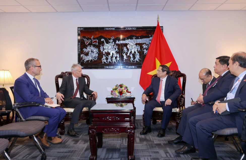Vietnamese Prime Minister Pham Minh Chinh (R) receives Hames Quincey, chairman and CEO at American multinational corporation Coca-Cola. Photo: Nhat Bac / Tuoi Tre
