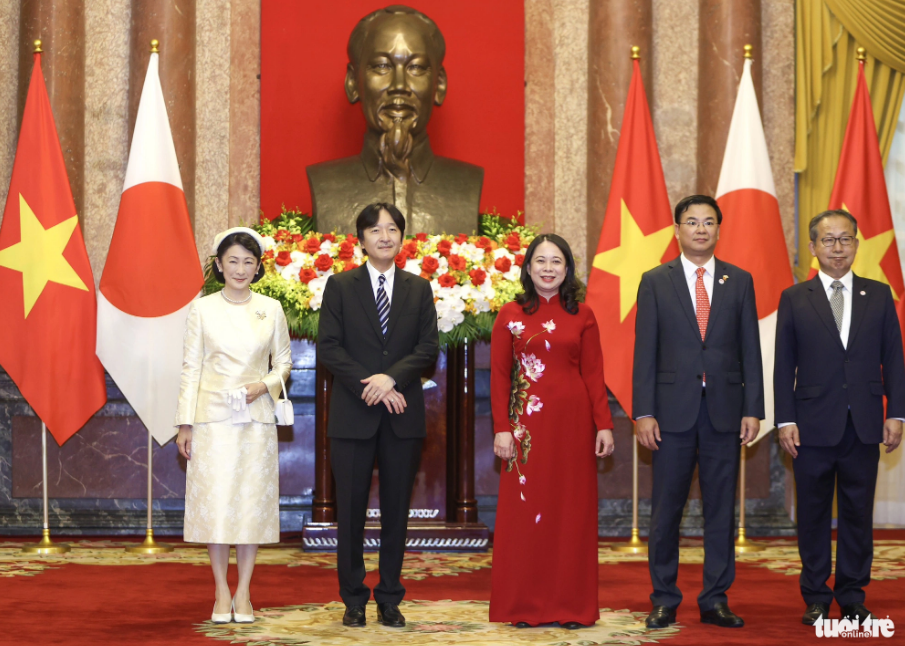 Vice-State President Vo Thi Anh Xuan (C), Japanese Crown Prince Akishino and Crown Princess Kiko (left side) pose for a photo. Photo: Nguyen Khanh / Tuoi Tre