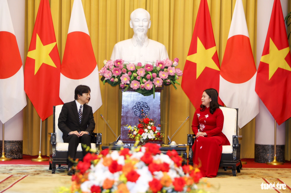 Vice-State President Vo Thi Anh Xuan (R) talks to Japanese Crown Prince Akishino. Photo: Nguyen Khanh / Tuoi Tre