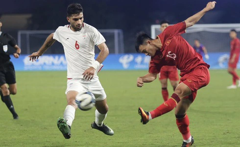 Vietnamese (red jersey) and Iranian players in action at the 19th Asian Games in China, September 21, 2023. Photo: H.D. / Tuoi Tre