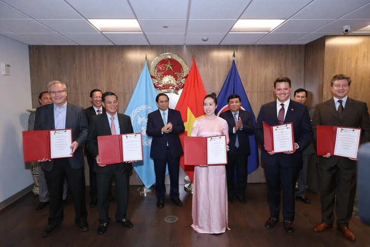 Vietnamese Prime Minister Pham Minh Chinh witnesses the signing of some cooperation deals between Vietnamese and U.S. agencies, enterprises, and localities, September 21, 2023. Photo: Nhat Bac / Vietnam Government Portal