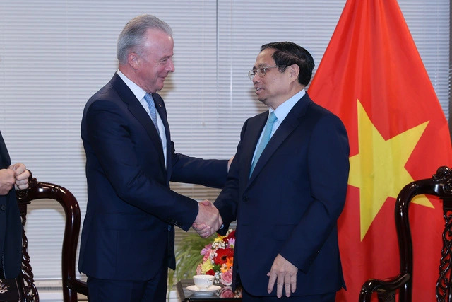 Vietnamese Prime Minister Pham Minh Chinh (R) shakes hands with a Boeing leader, September 21, 2023. Photo: Nhat Bac / Vietnam Government Portal