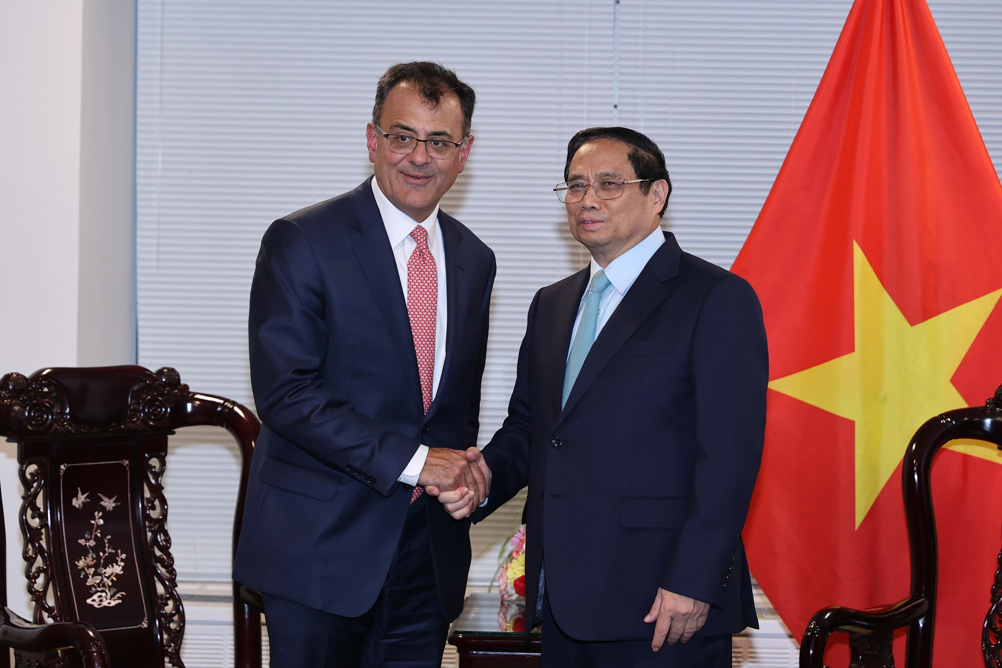 Vietnamese Prime Minister Pham Minh Chinh (R) shakes hands with Karan Bhatia, vice-president for government affairs and public policy at Google, September 21, 2023. Photo: Nhat Bac / Vietnam Government Portal