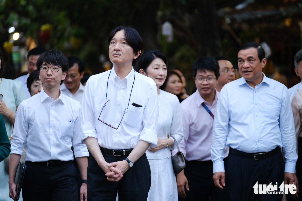 Japanese Crown Prince Akishino (C) and some officials from Quang Nam Province take a stroll along a street in Hoi An Ancient Town. Photo: Tan Luc / Tuoi Tre