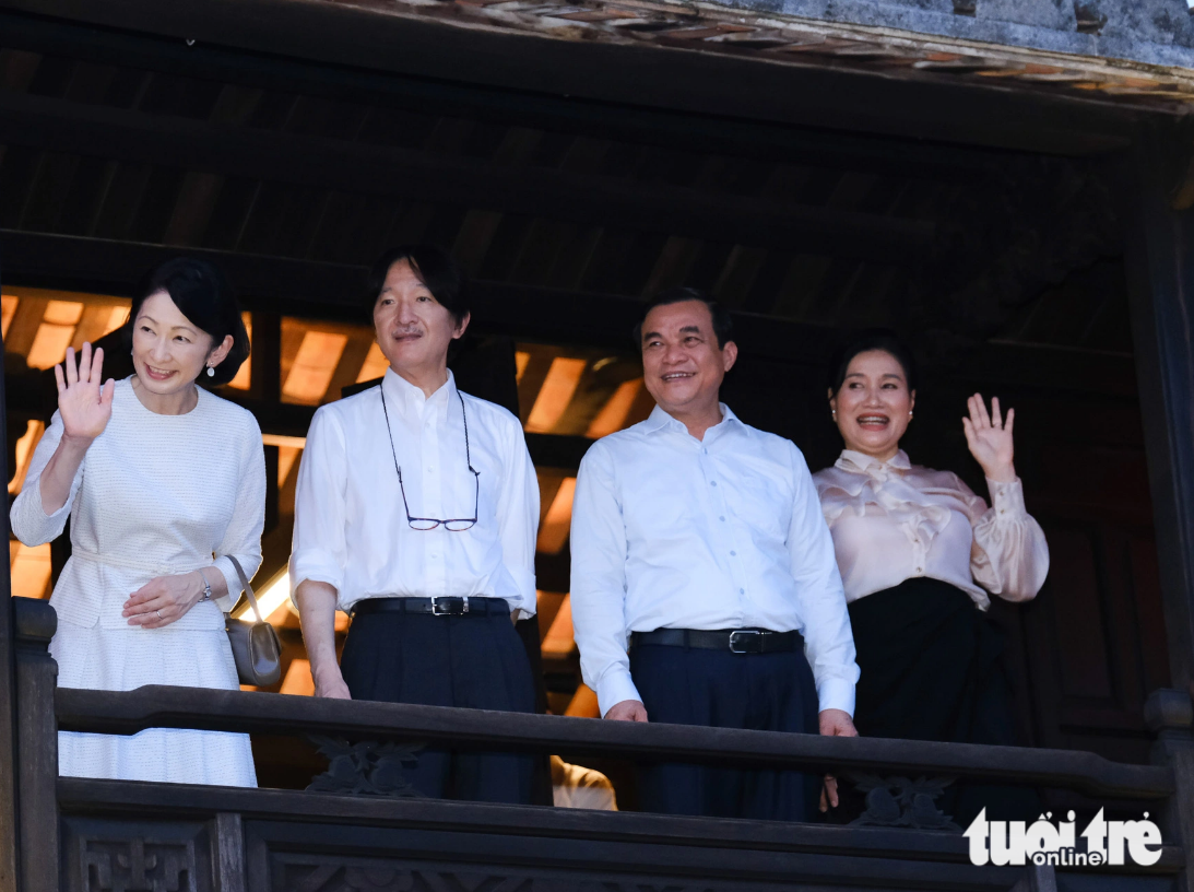 Japanese Crown Princess Kiko (L) waves to locals in Hoi An Ancient Town. Photo: Tan Luc / Tuoi Tre