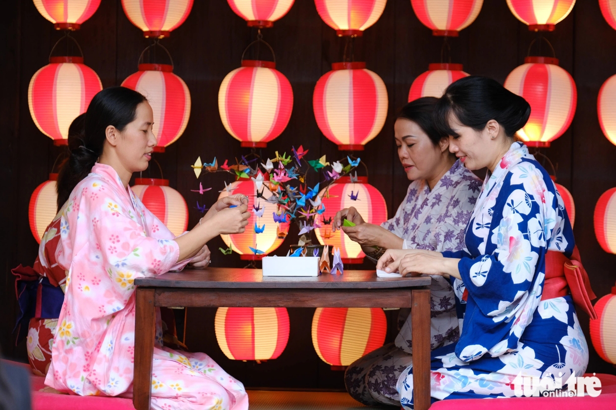 Artisans in Japan’s traditional costume Kimono are pictured performing the Origami skills. Photo: Tan Luc / Tuoi Tre