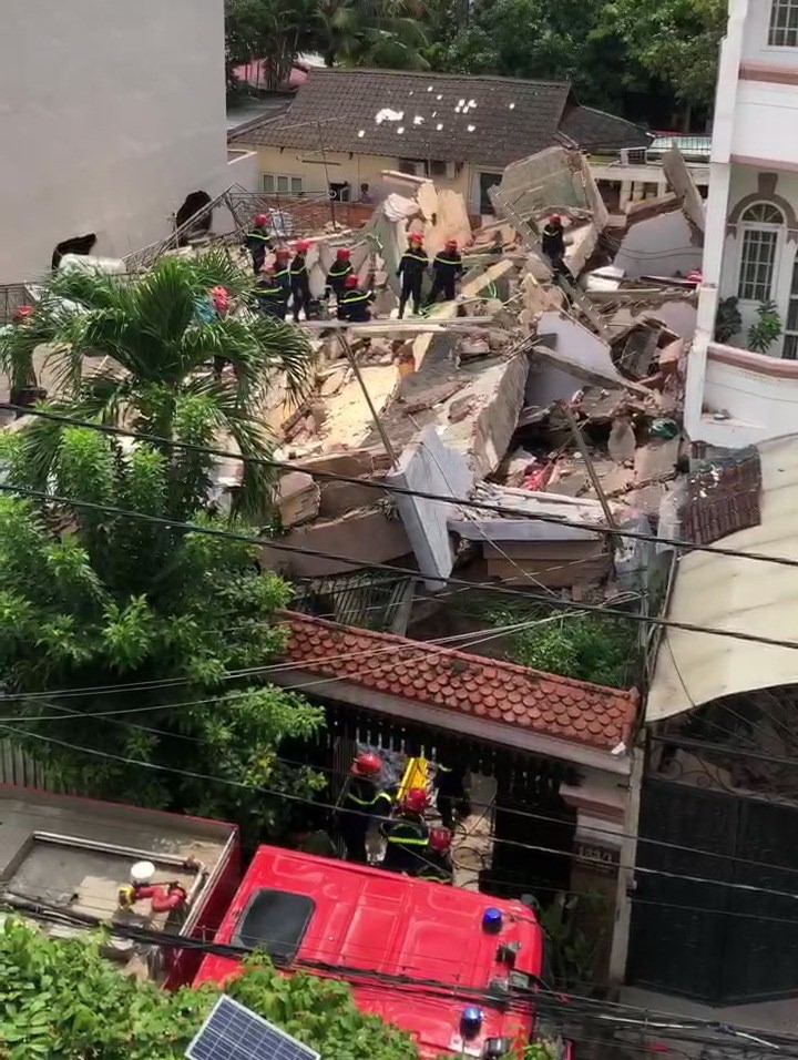 A screenshot from a video shows rescuers seeking victims of the house collapse incident in Binh Thanh District, Ho Chi Minh City.