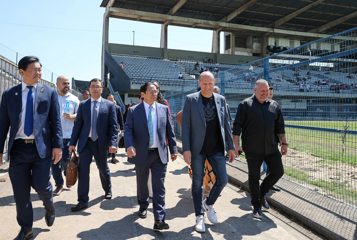 Prime Minister Pham Minh Chinh (C) takes a stroll around the headquarters of Corinthians, a Brazilian professional sports club, which was founded in 1910, and is one of the most supported football teams in the world. Photo: Nhat Bac / Tuoi tre