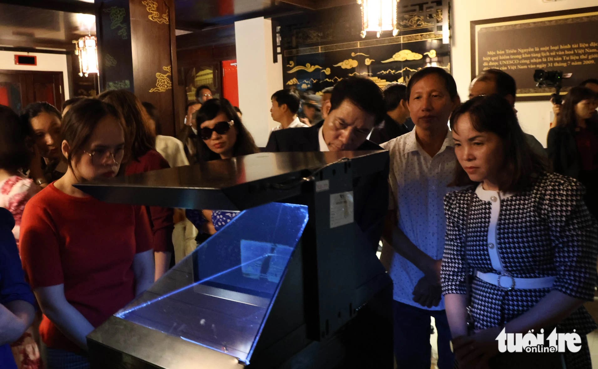 Visitors experiencing the Nguyen Dynasty woodblocks in the digital exhibition center for the first time through hologram technology. Photo: M. V. / Tuoi Tre