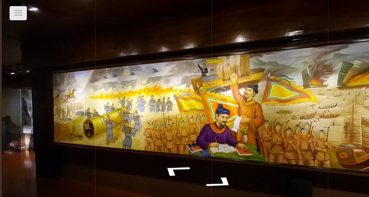 The virtual exhibition section highlighting a brief history of resistance against foreign invaders during various reigns of the Vietnamese feudal systems. Visitors can immerse themselves in this virtual exhibition using VR glasses, created using original documents and records. Photo: M.V. / Tuoi Tre