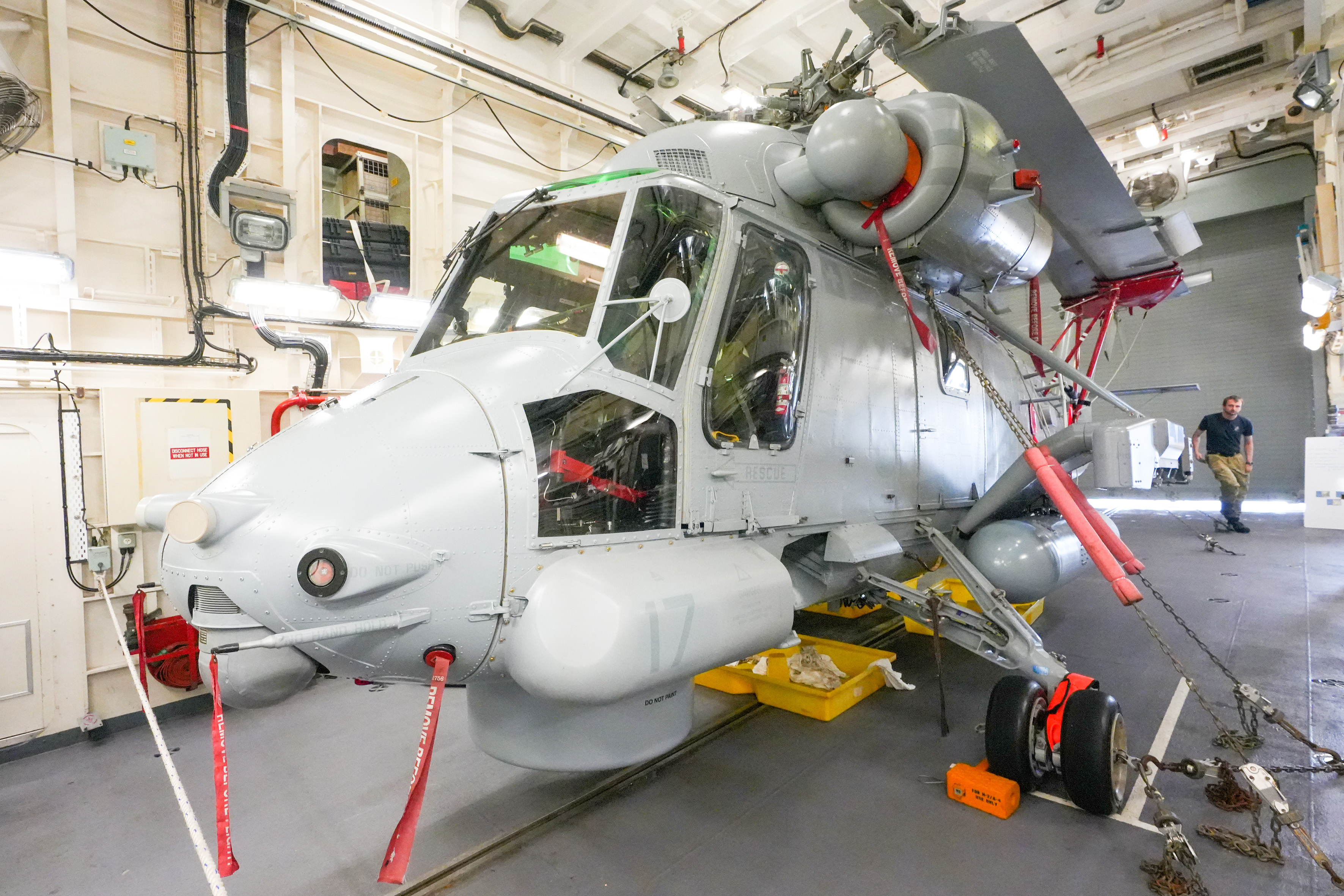 In response to Tuoi Tre (Youth) newspaper, a pilot on HMNZS Te Mana stated that the helicopter on board is used for training, rescue, and emergency activities. Photo: Huu Hanh / Tuoi Tre