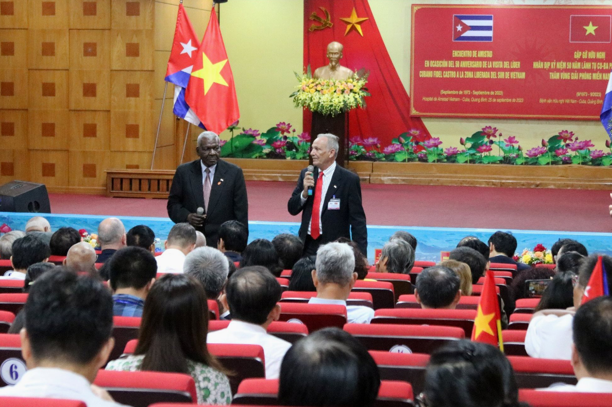 Esteban Lazo Hernandez (sitting, left), president of the National Assembly of People's Power of Cuba, talks to people who met with late Cuban revolutionary leader Fidel Castro. Photo: Tran Anh Duong / Tuoi Tre