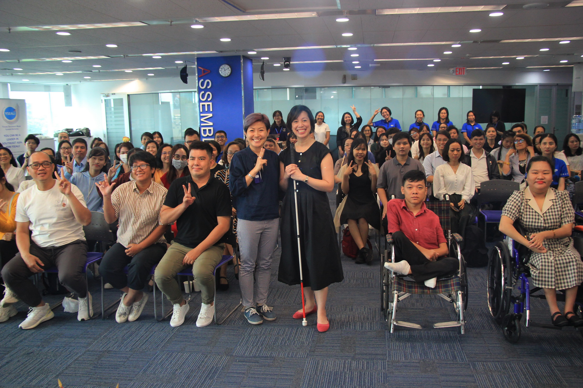 Christine Ha poses for a photo with her audiences at an event at the American Center under the U.S. Consulate General in Ho Chi Minh City in District 1 on September 25, 2023. Photo: Dong Nguyen / Tuoi Tre News