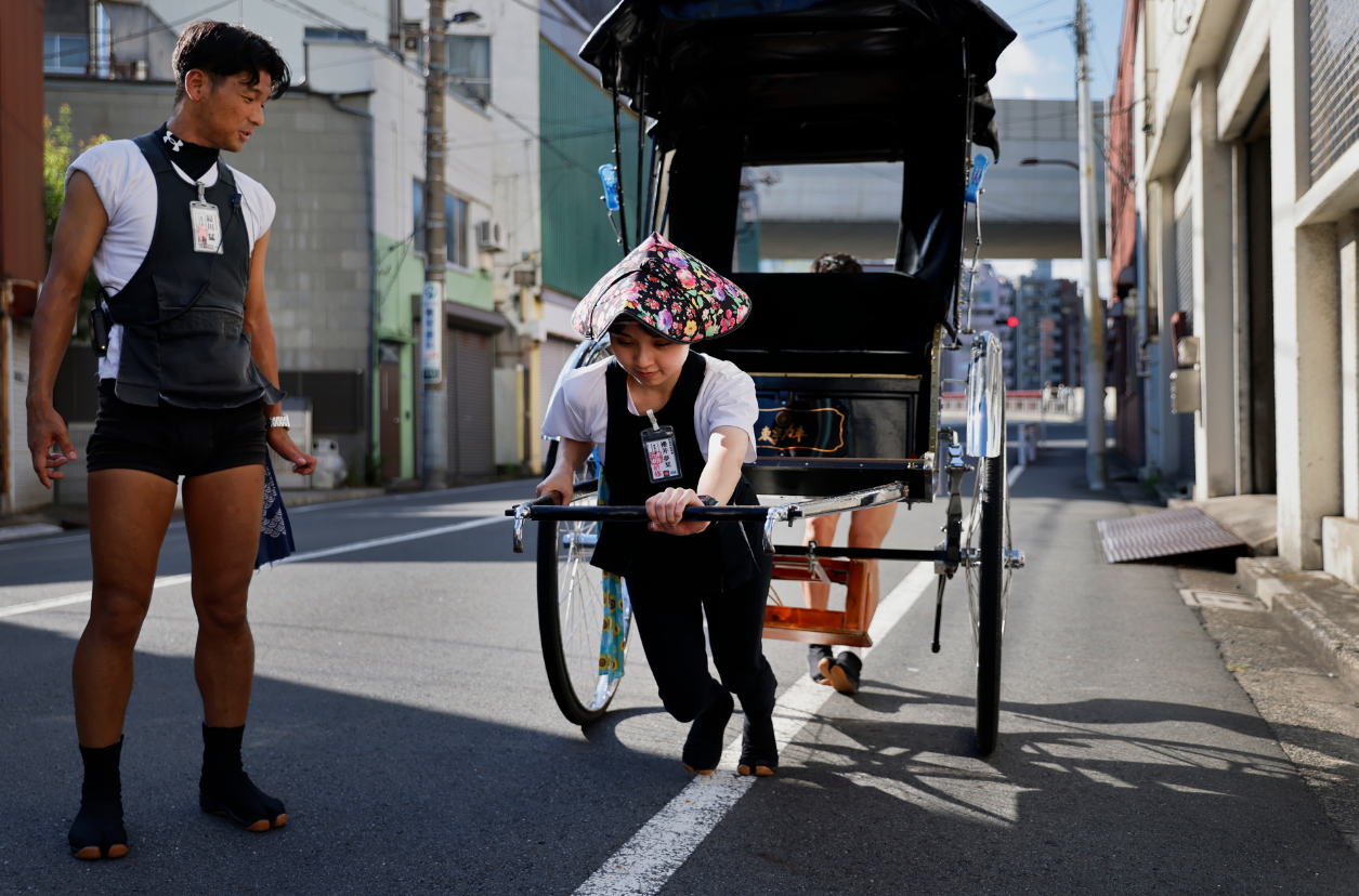 Trainee Yumeka Sakurai, 20, receives rickshaw driving lessons from her colleagues in the Asakusa district, Tokyo, Japan, August 17, 2023. Photo: Reuters