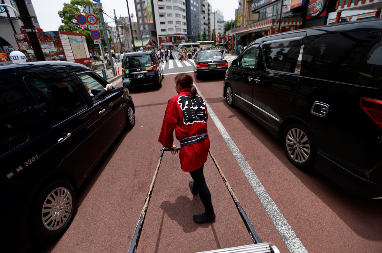 Misato Otoshi drives a rickshaw around Asakusa district in Tokyo, Japan, June 21, 2023. Photo: Reuters