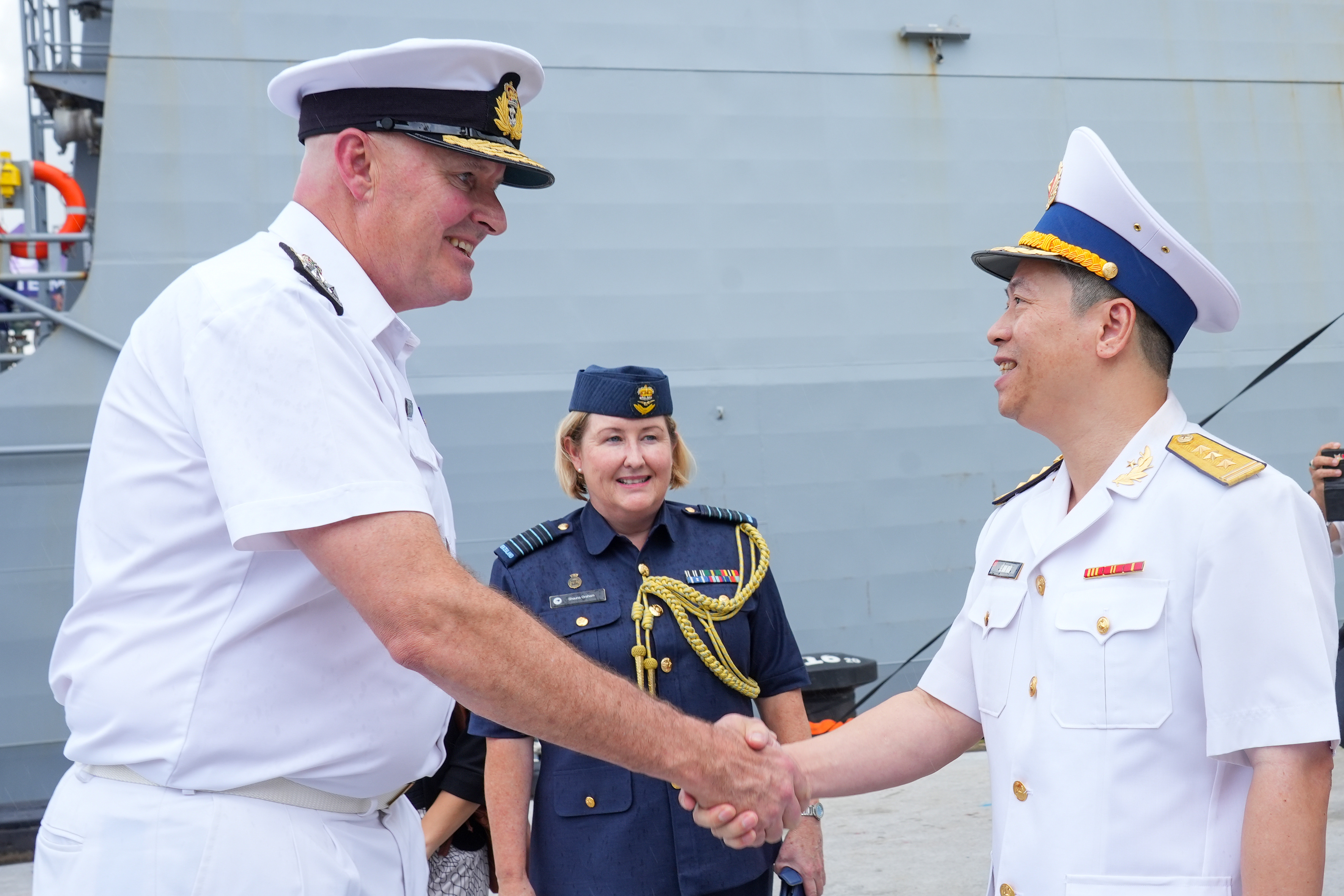 New Zealand Joint Forces Commander, Rear Admiral James Gilmore (L), said the crews of the two ships were very eager to learn about the culture and people of Vietnam. Photo: Huu Hanh / Tuoi Tre