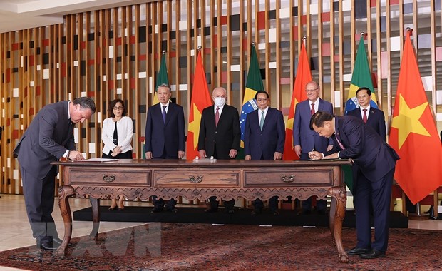 Vietnam’s PM Pham Minh Chinh and Brazilian President Lula da Silva witness the signing of an action plan for agricultural cooperation in Brasilia, Brazil September 25, 2023.  Photo: Vietnam News Agency