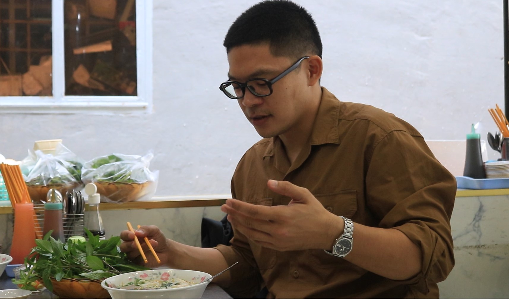 Daniel Ansel Tingcungco has pho at a restaurant in District 1, Ho Chi Minh City. Photo: Son Trang / Tuoi Tre