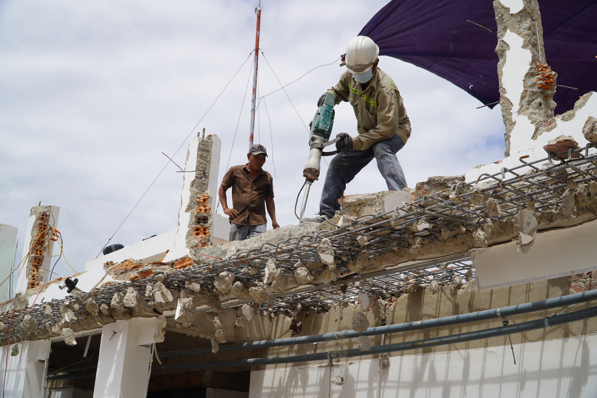 Workers dismantle a villa illegally built at the Ocean View Nha Trang project in Khanh Hoa Province, south-central Vietnam. Photo: T.B. / Tuoi Tre