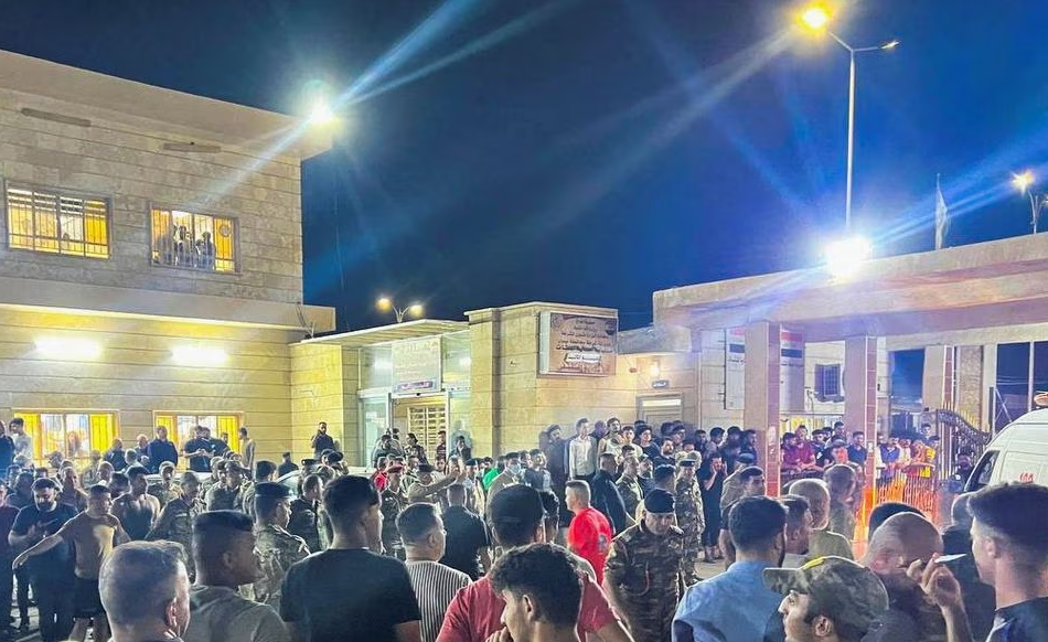 Security forces and emergency responders among others gather at a hospital following a fatal fire at a wedding celebration, in the district of Hamdaniya in Iraq's Nineveh province, Iraq, September 27, 2023. Photo: Reuters