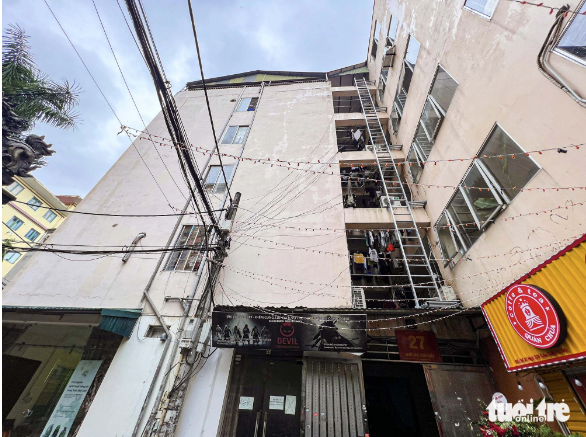 An apartment block with 60 rooms for rent in Cau Giay District, Hanoi is equipped with a vertical ladder. Photo: Hong Quang / Tuoi Tre