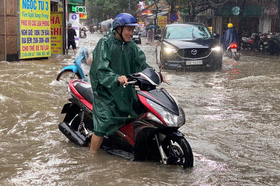 A man drives a motorbike in a flooded street after heavy rains in Hanoi, Vietnam September 28, 2023. Photo: Reuters