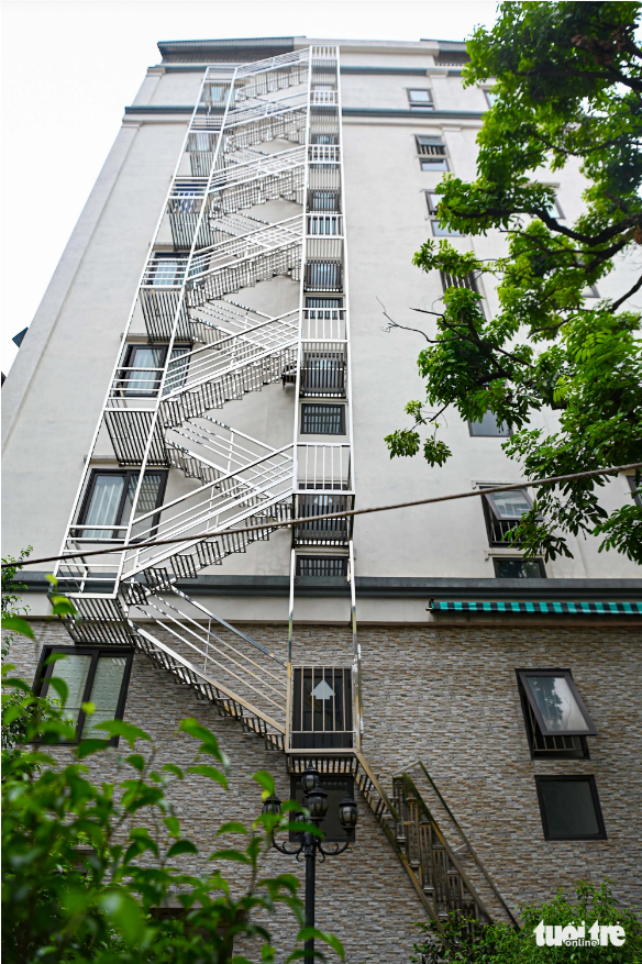 The owner of an eight-floor apartment block on Thanh Binh Street in Ha Dong District, Hanoi has equipped the building with an escape ladder system costing over VND100 million (US$4,100). Photo: Hong Quang / Tuoi Tre