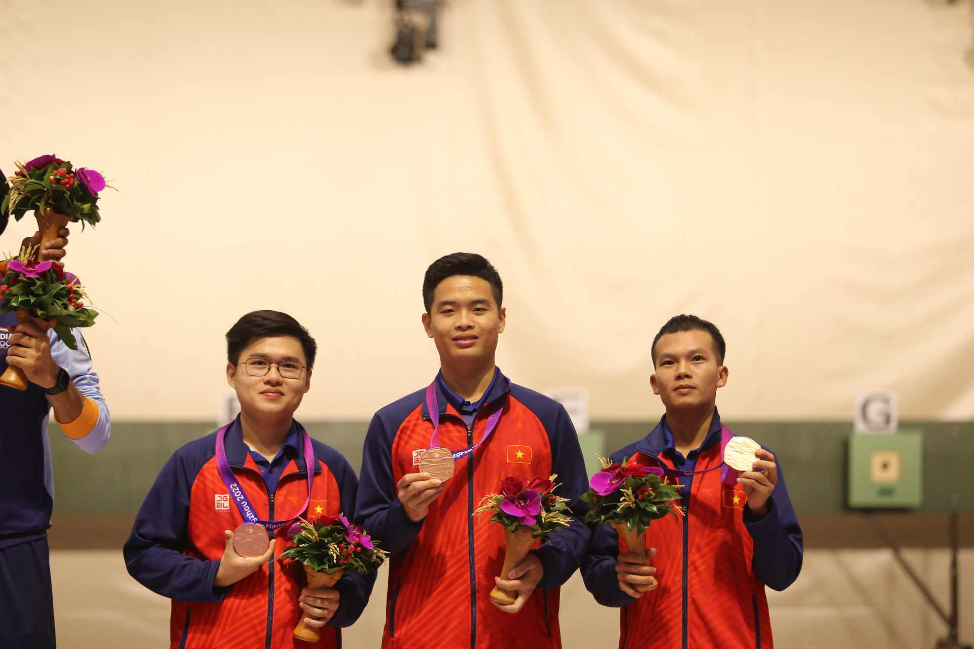 Vietnamese shooters win the bronze medal in the men’s 10m air pistol team event at the 19th Asian Games in Hangzhou, China, September 28, 2023. Photo: Huy Dang / Tuoi Tre
