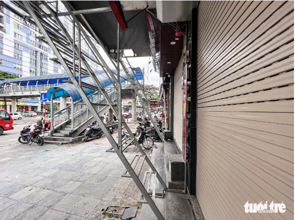 Part of an escape ladder of a house on Le Trong Tan Street in Ha Dong District, Hanoi juts out to the sidewalk. Photo: Hong Quang / Tuoi Tre
