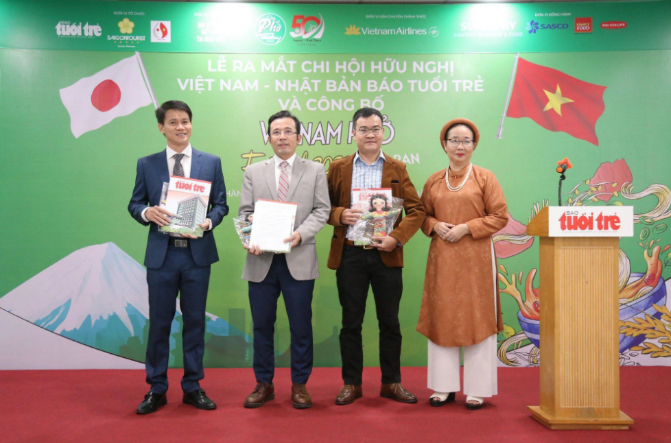 Representatives of Tuoi Tre (Youth) newspaper receive a decision to establish the branch of the Vietnam – Japan Friendship Association in Ho Chi Minh City. Photo: Phuong Quyen / Tuoi Tre