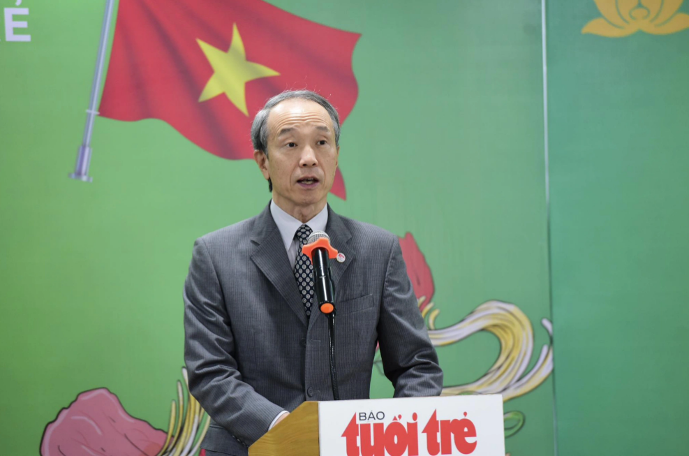 Masuo Ono, Japanese Consul General in Ho Chi Minh City, congratulates Tuoi Tre (Youth) newspaper on the establishment of the branch of the Vietnam – Japan Friendship Association. Photo: Duyen Phan / Tuoi Tre