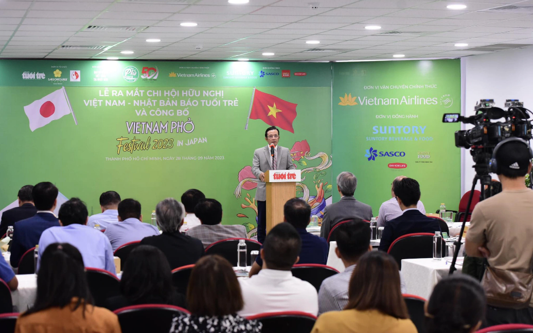 Tran Xuan Toan, deputy editor-in-chief of Tuoi Tre (Youth) newspaper, speaks at a ceremony to set up the branch of the Vietnam – Japan Friendship Association and launch the ‘Vietnam Pho Festival 2023.’ Photo: Phuong Quyen / Tuoi Tre