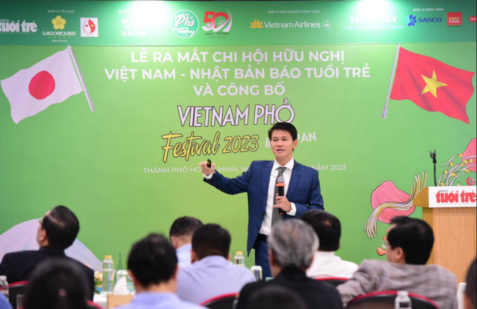 Vo Hung Thuat, head of Tuoi Tre’s Communications Service Division, introduces the agenda of the ‘Vietnam Pho Festival 2023,’ scheduled to take place in Japan on October 7 and 8, 2023. Photo: Duyen Phan / Tuoi Tre