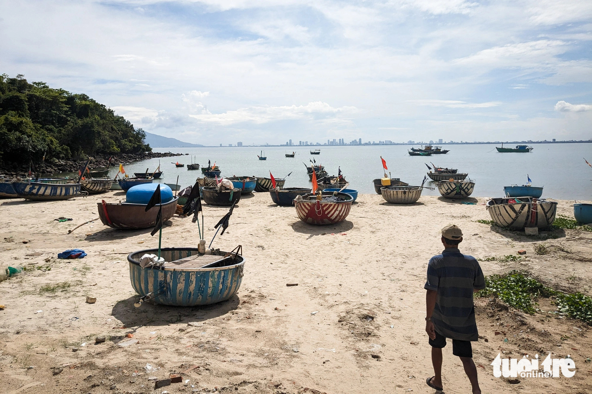 The No.4 leads to the nearest boat parking space in Nam O fishing village. Photo: Tuoi Tre