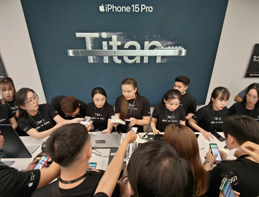 Employees at a TopZone shop are busy handing iPhone 15s to customers. Photo: Duc Thien / Tuoi Tre