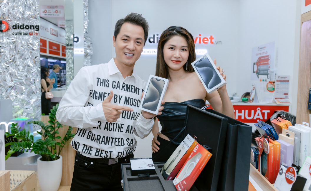 First celebs get their hands on an iPhone 15 at a Di Dong Viet store. Photo: Duc Thien / Tuoi Tre