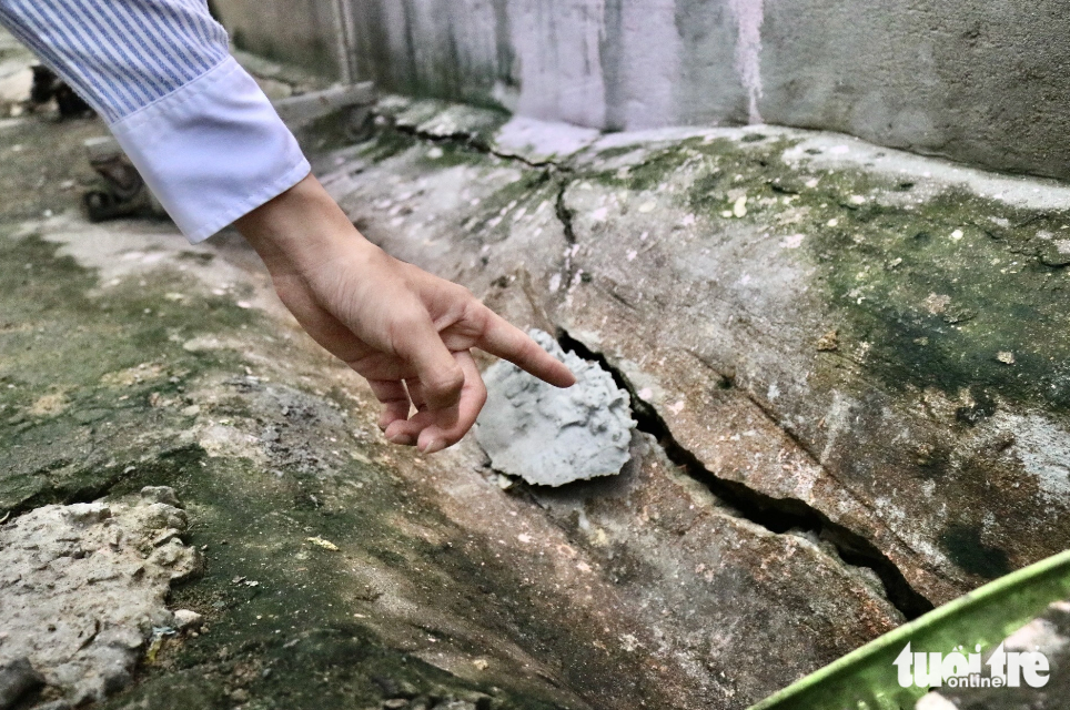 A location outside a house on Street No. 18 suffers cracks and subsidence. Photo: Tuoi Tre