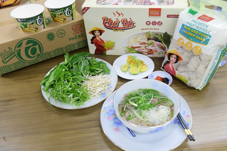 Instant ‘pho’ is a favorite dish of many families. Photo: Quang Dinh / Tuoi Tre