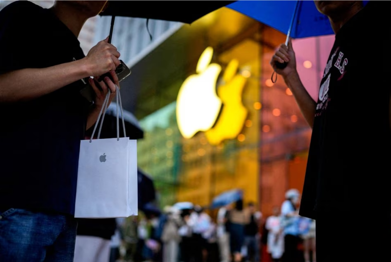 A man holds a bag with a new iPhone inside as Apple's new iPhone 15 officially goes on sale across China, next to an Apple Store, in Shanghai, China September 22, 2023. Photo: Reuters