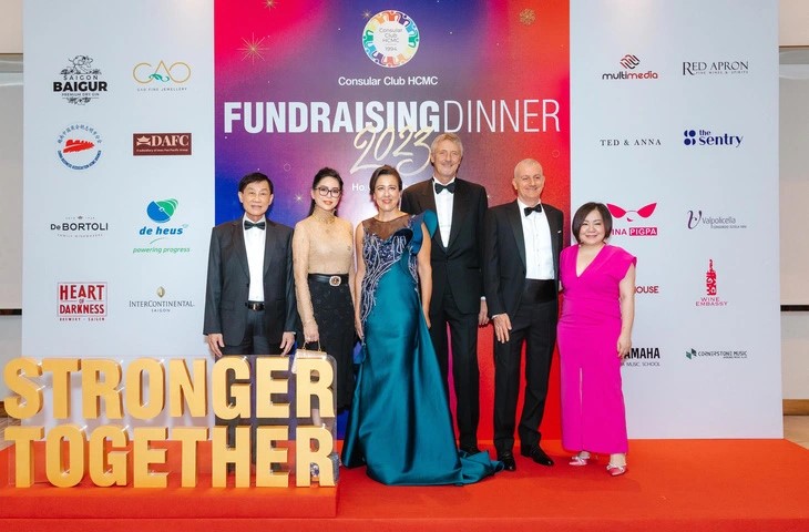 Le Hong Thuy Tien (L, 2nd), CEO of Ho Chi Minh City-based Duy Anh Fashion and Cosmetics JSC, and Trang Le (R, 1st), President of the Vietnam International Fashion Week, at the Fundraising Dinner 2023 in Ho Chi Minh City, September 30, 2023. Photo: Consular Club HCMC