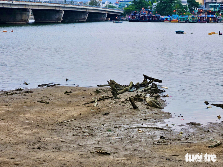 A shipwreck has decayed. Photo: Minh Chien / Tuoi Tre