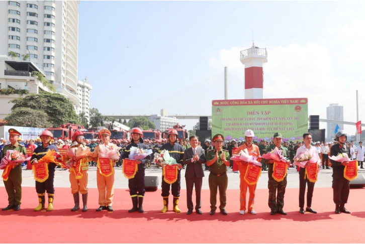 The largest-ever firefighting and rescue drill in Quang Ninh Province is evaluated as a success. Photo: Do Phuong / Tuoi Tre