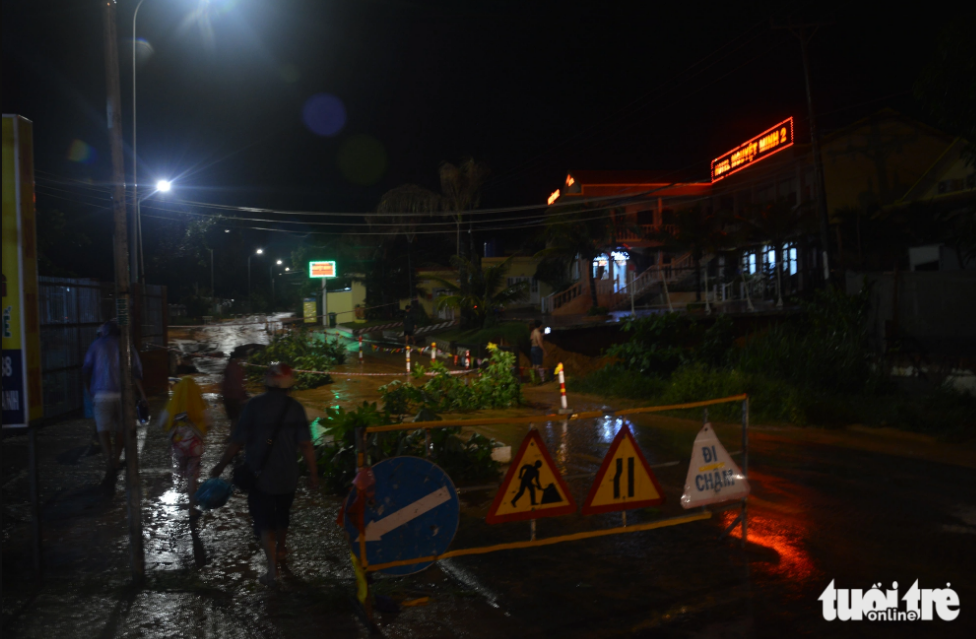 Police forces in Binh Thuan Province, south-central Vietnam close off Lac Long Quan Street in Tien Thanh Commune, Phan Thiet City after a sand and mud slide breaks a bridge. Photo: Tuoi Tre