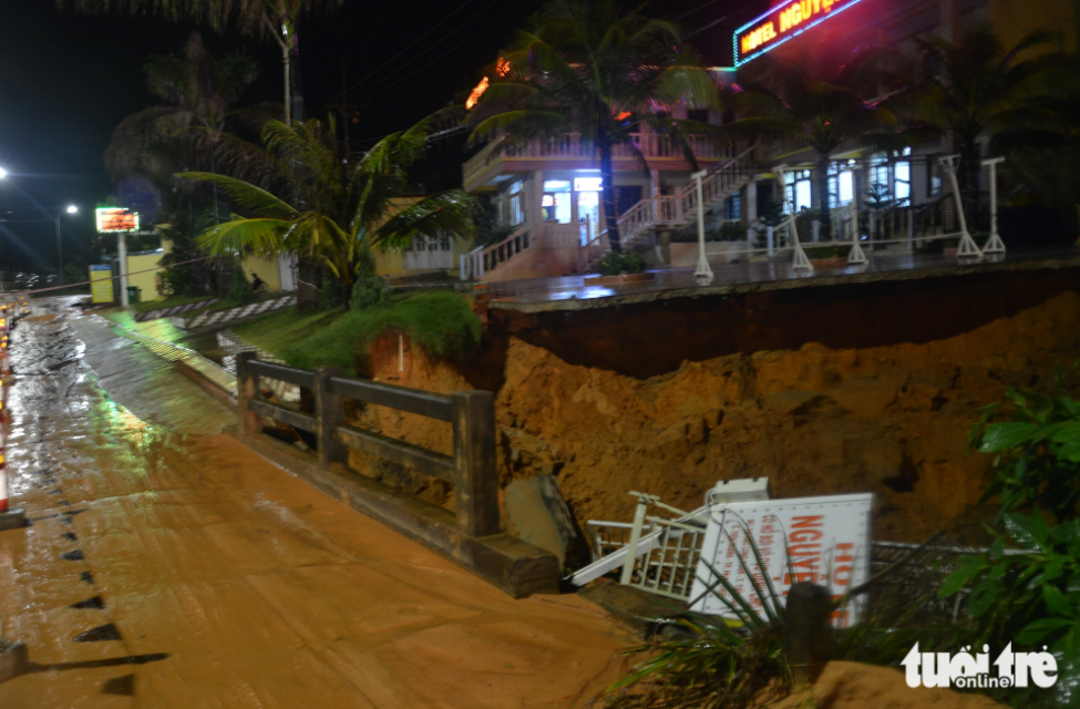 Due to a high risk of landslides, people inside a hotel in Tien Thanh Commune evacuate to safe shelters. Photo: Tuoi Tre